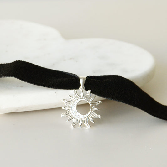 Gargantilla Terciopelo Sol Calado Circones - Plata 925